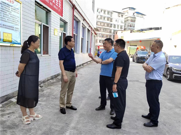 近日，重慶市萬州區(qū)委常委、副書記李慶一行蒞臨重慶樹上鮮食品集團調(diào)研指導(dǎo)工作。并要求企業(yè)一邊抓好經(jīng)營生產(chǎn)“保穩(wěn)促增、聚力發(fā)展”、一邊加快重慶市重點工程“年產(chǎn)5萬噸調(diào)味品”項目的建設(shè)工作，實現(xiàn)企業(yè)整體搬遷工業(yè)園區(qū)目標(biāo)！