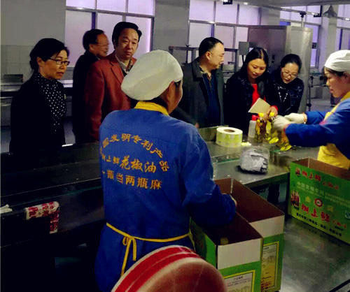 近日，萬州區(qū)人大代表一行蒞臨重慶樹上鮮食品集團視察