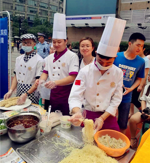 重慶市新東方烹飪學院在沙坪壩三峽廣場舉辦的2016招生宣傳周上，用樹上鮮集團生產的系列調味品制作的美味佳肴菜品及小吃，深受山城市民的喜愛！同時，該院將樹上鮮系列產品作為廚師的教學專用品。