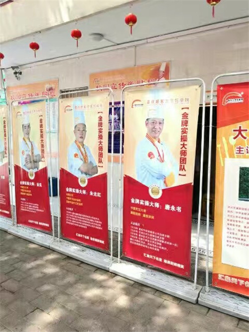 重慶沙坪壩區(qū)2016職業(yè)技能競(jìng)賽暨第四屆“新東方＂杯餐飲技能大賽今天在重慶新東方烹飪學(xué)院隆重開賽！樹上鮮集團(tuán)生產(chǎn)的金獎(jiǎng)系列調(diào)味品作為該院教學(xué)用指定產(chǎn)品！棒棒噠！