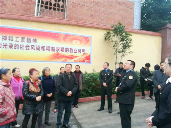 萬州區(qū)食品藥局熊德斌局長一行走進(jìn)重慶市樹上鮮食品（集團(tuán)）有限公司，親身感受食品生產(chǎn)過程。