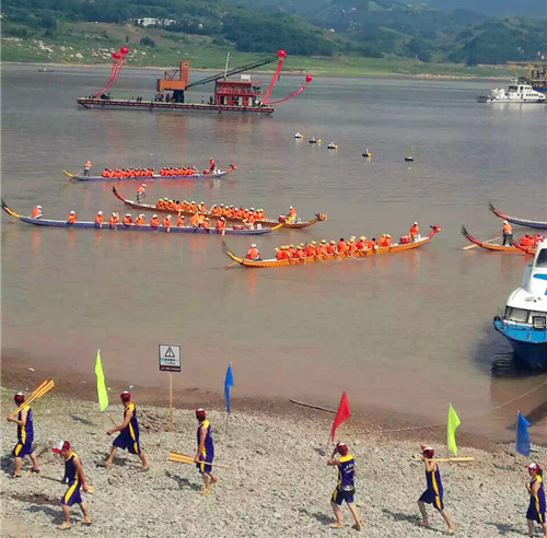 由重慶武陵鎮(zhèn)政府主辦、重慶樹上鮮集團等協(xié)辦的“大唐荔園”杯 武陵首屆龍舟賽，今天下午在武陵長江段隆重舉行！